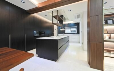 Cuisine moderne avec îlot central et armoires contemporaines