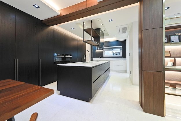 Cuisine moderne avec îlot central et armoires contemporaines